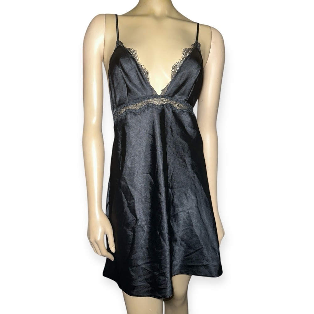 Victoria’s Secret women's Elegant Black Lace Trim Nightgown size L